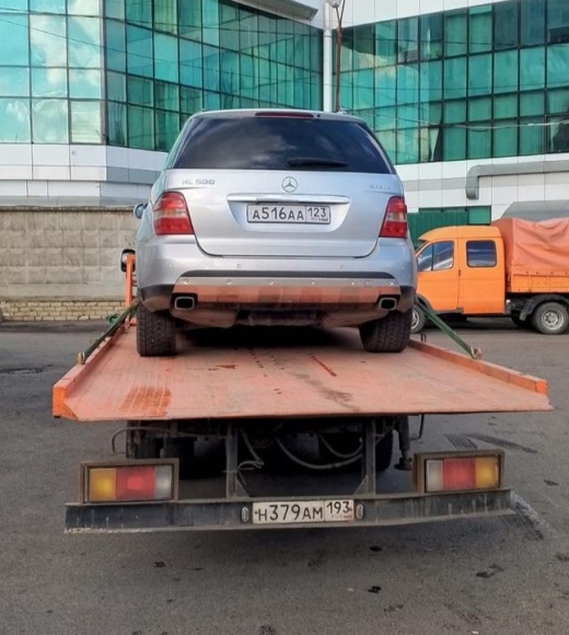 Эвакуация внедорожников после ДТП в городе Алушта
